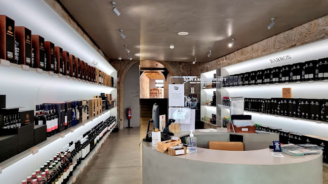 R. das Flores 64, 4050-265 Porto