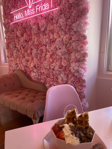 Hello Miss Frida - Marinha Grande