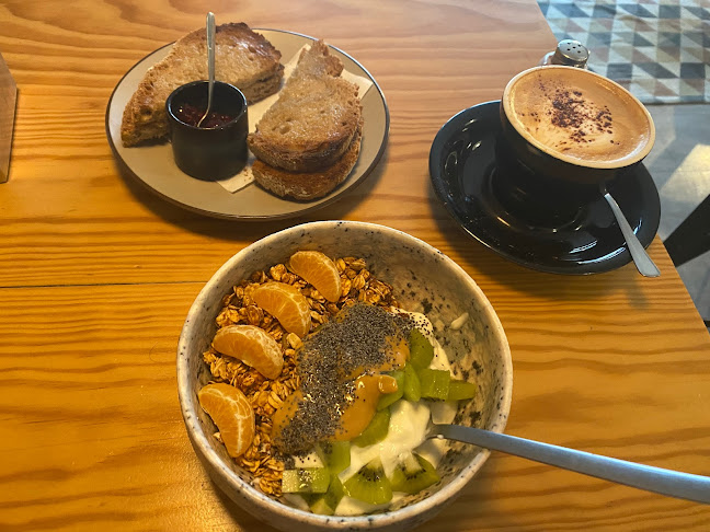 Av. de Camilo 325, 4300-096 Porto