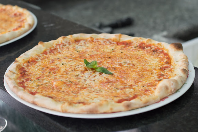 Av. Ria Formosa 29, 8800-591 Cabanas