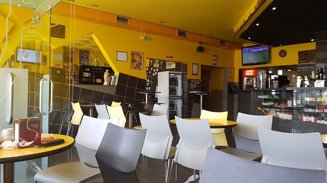 https://www.facebook.com/camelocuriacafe