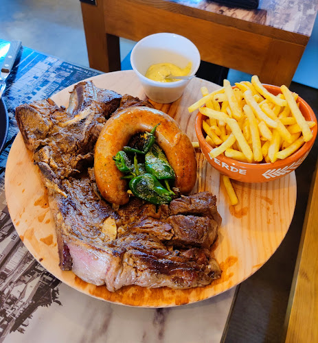 Praça dos Poveiros 122, 4000-393 Porto