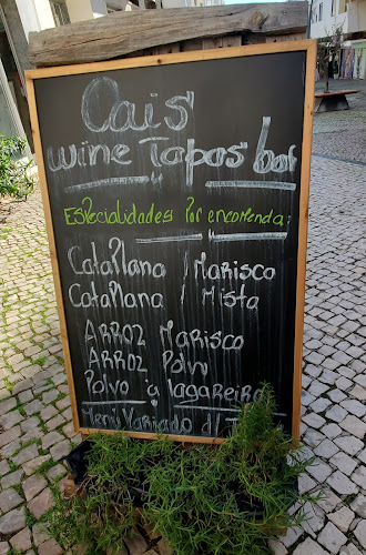 Cais Wine&Tapas Bar - Gastronomia e hotelaria