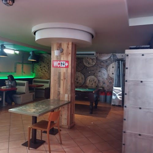https://pt-pt.facebook.com/pages/category/Bar/Vertigo-Bar-Kitchen-335334980289197/