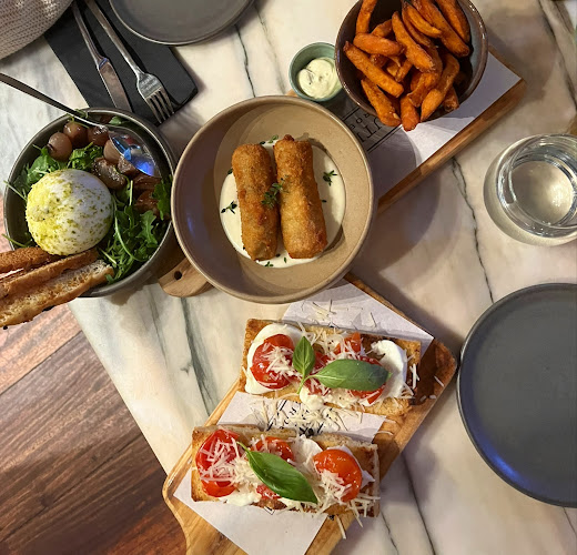 R. de Cândido dos Reis 126, 4050-151 Porto