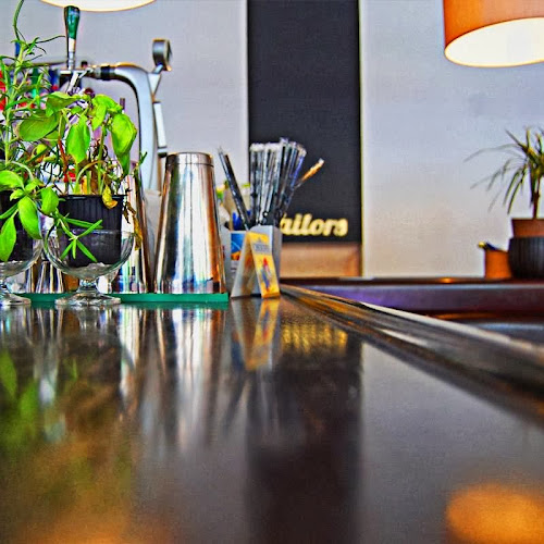 R. Prof. João Barreira 13, 1600-615 Lisboa