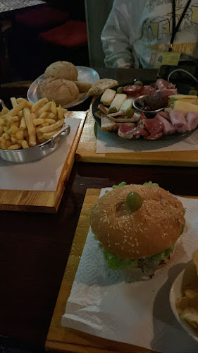 Ed's Place - Gastronomia e hotelaria