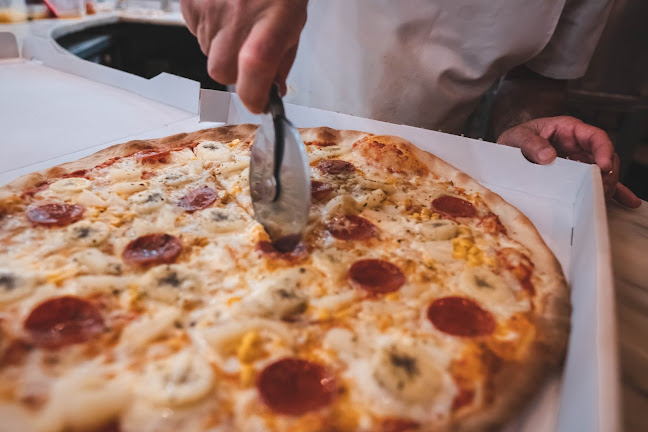 R. Bartolomeu Dias 1 / 3, 2775-551 Carcavelos