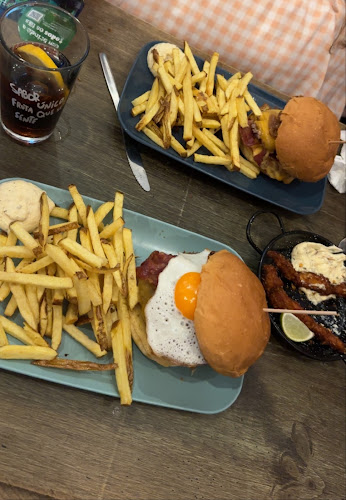 Opinii despre FRIENDS Pub & Hamburgueria în Costa da Caparica - Gastronomia e hotelaria