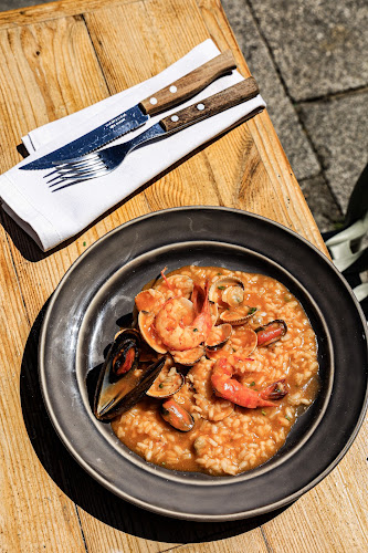 Cais da Ribeira 24, 4050-509 Porto