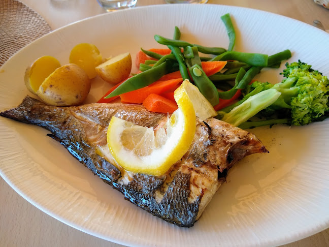 Julia’s restaurant,beach bar & lounge