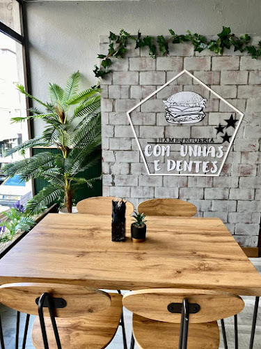 Hamburgueria - Com Unhas e Dentes