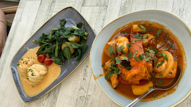 Julia’s restaurant,beach bar & lounge - Gastronomia e hotelaria