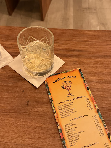 Revolucion Cocktail Bar - Gastronomia e hotelaria