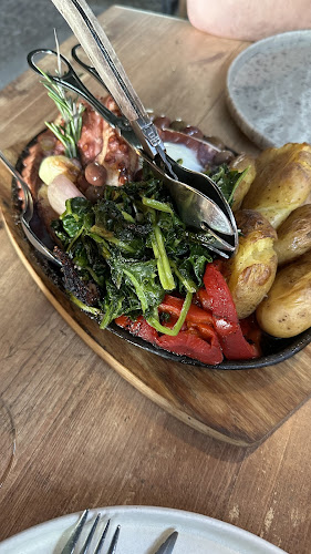 Rua dos Caldeireiros 135, 4050-140 Porto