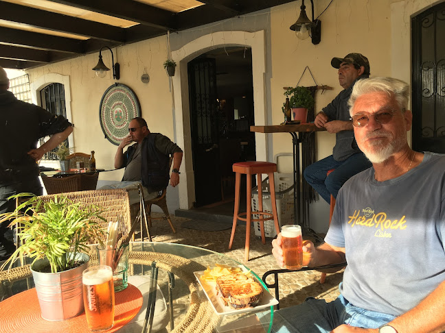 Looper's Bar and Grill - Gastronomia e hotelaria